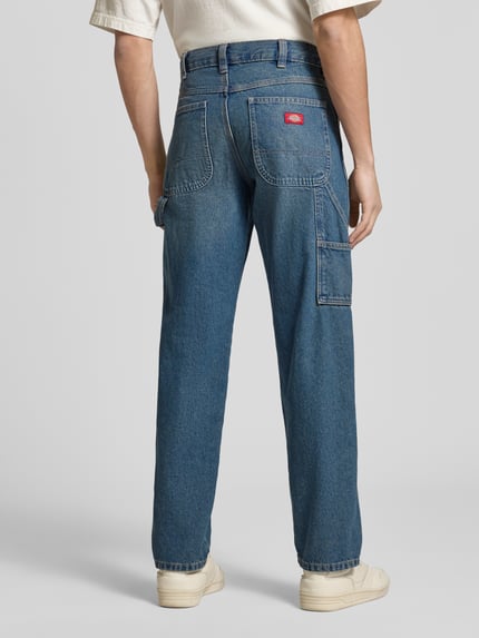 Männermodel trägt Regular Tapered Fit Jeans im Used-Look van Dickies in blauw, vijf zakken, katoen, geheel zicht van achteren, herenmodel.