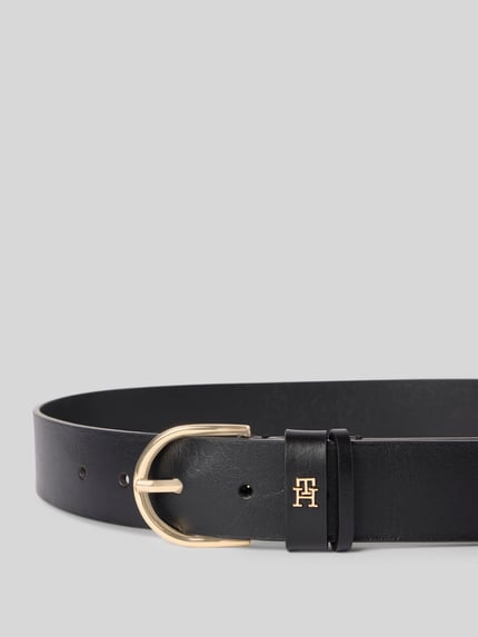 Produktfoto, schwarzer Gürtel aus echtem Rindsleder Modell 'EFFORTLESS 3.0' von Tommy Hilfiger, goldene Dornschließe, glatte Struktur, metallene Logo-Applikation