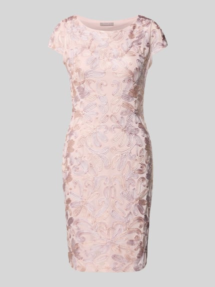 Produktfoto, Knielanges Cocktailkleid mit Kappärmeln von Christian Berg Cocktail, elastyczny miks materiałów, krój slim fit, długość do kolan, okrągły dekolt, kolor jasnoróżowy ze wzorem, długość tyłu w rozmiarze 36: 94 cm, szerokość w rozmiarze 36: 42 cm, teksturowana powierzchnia