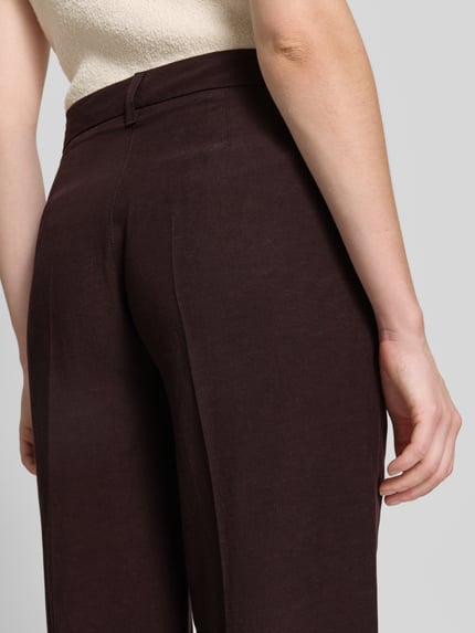 Frauenmodel trägt Stoffhose mit Bügelfalten Modell 'OLESSA' von Raffaello Rossi aus Viskose-Mix mit Leinen-Viskose-Anteil, Nahaufnahme Rückansicht.