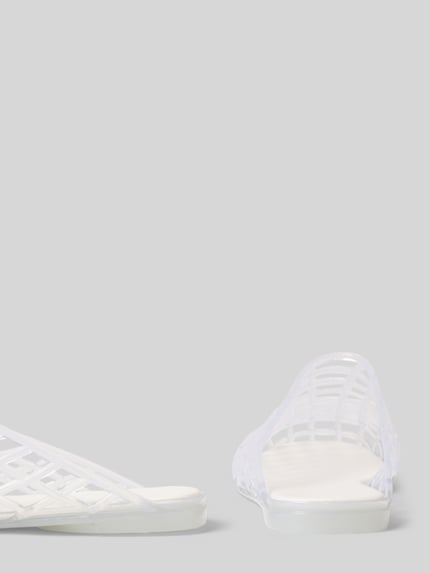 Produktfoto, Clogs in semitransparentem Design von BIANCO, abgerundete Spitze, flache Sohle, transparente Textur, weiße Farbe, Schlupfform