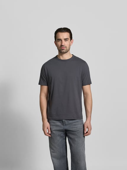 Männermodel trägt Regular Fit T-Shirt aus reiner Baumwolle von Officine Générale, dunkles Unifarbenes-Design, Kurzarm, Rundhalsausschnitt, Ganzkörperansicht von vorne, Rückenlänge bei Größe M 66 cm.