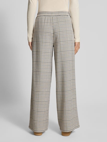 Vrouwenmodel draagt Weite Hose met Viskose-Anteil van Marc O'Polo Denim, Look: effen, wide leg pasvorm, geruit patroon, applicatie met labelstitching, bandplooi, elastische boord, zij-steekzakken, materiaalverwerking: geweven stof. Volledige lichaamsaanzicht achteraan.