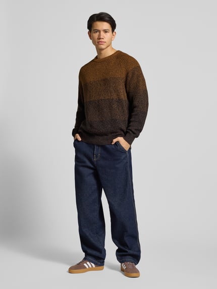 Männermodel trägt Relaxed Fit Strickpullover aus reiner Baumwolle Modell 'BIRK' von Only & Sons, melierte Ombré-Optik, Rundhals, Rippenbündchen, Ganzkörperansicht von vorne
