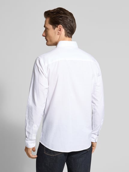 Männermodel trägt Slim Fit Freizeithemd aus reiner Baumwolle von MCNEAL, weiß, Button-Down-Kragen, Ganzkörperansicht Rückansicht.