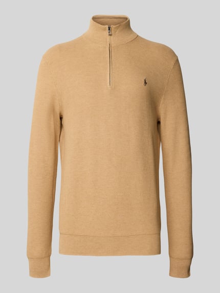 Produktfoto, Sweter z dzianiny z wyhaftowanym logo Strickpullover mit Label-Stitching von Polo Ralph Lauren, bawełna, krój regular fit, prążkowane wykończenia, stójka, krótki zamek błyskawiczny, kolor beżowy, gładka faktura