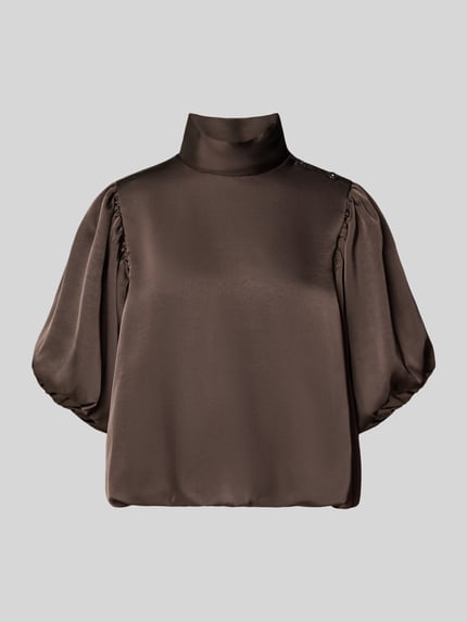 Produktfoto, Regular Fit Satinbluse mit Puffärmeln Modell 'Parisa' von Neo Noir, brauner Satin, elastischer Bund, Halbarm, Stehkragen, glatte Textur