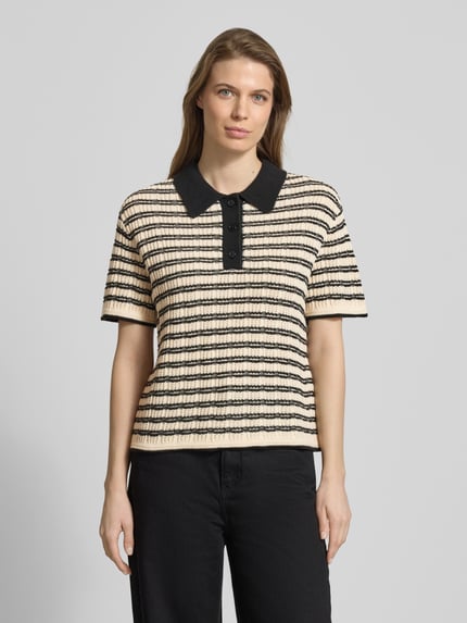Frauenmodel trägt Strickshirt mit Polokragen Modell 'CHANY' von ICHI aus Baumwoll-Mix, Regular-Fit, gestreift in Beige und Schwarz, Nahaufnahme Oberkörper.