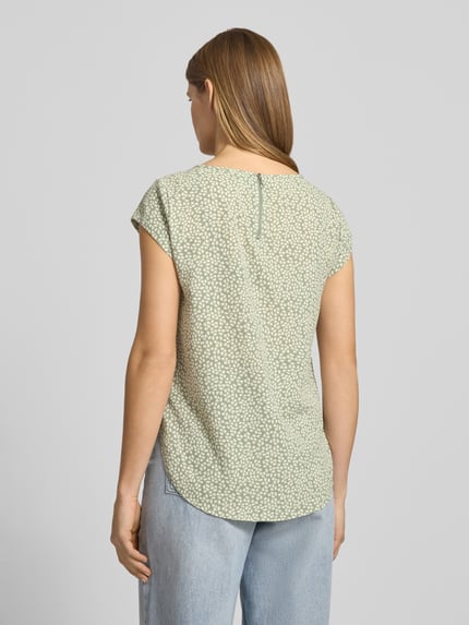 Frauenmodel trägt Relaxed Fit Blusenshirt in Crêpe-Verarbeitung Modell 'VIC' von Only mit Allover-Muster, Rückansicht Ganzkörperansicht.