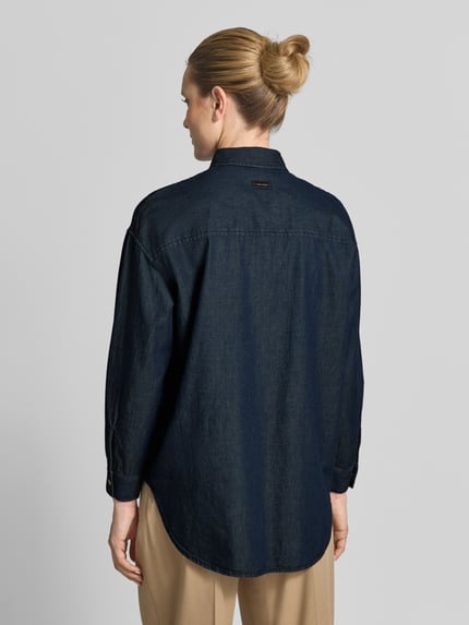 Frauenmodel trägt Relaxed Fit Hemdbluse in Denim-Optik von ARMANI EXCHANGE aus reiner Baumwolle, dunkles Blau, Rückenansicht, Ganzkörperansicht Rückansicht.