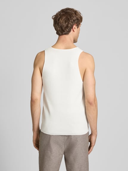 Männermodel trägt Regular Fit Tank Top aus Viskose-Mix Modell 'CHRIS' von Only & Sons, Feinstrick, uni weiß, Ganzkörperansicht Rückansicht.