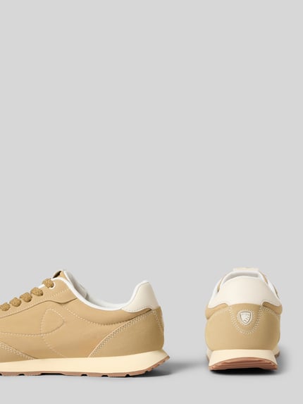 Produktfoto, Sneaker mit Logo-Detail Modell 'Swink' von Blauer USA: beige Töne, abgerundete Passform, Schnürverschluss, profilierte Sohle, Absatzhöhe 2 cm, Schafthöhe 8 cm, Schaftweite 9 cm, weiche Textur, klare Linien, Fokus auf Rückansicht und seitlicher Ansicht.