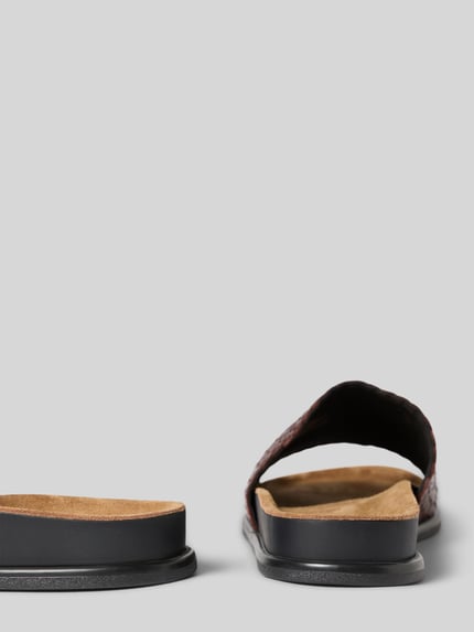Productfoto, Pantoletten uit echt geitenleer van Vagabond, effen/gevlochten look, afgeronde neus, platte hak, slip-on, licht geprofileerde zool.