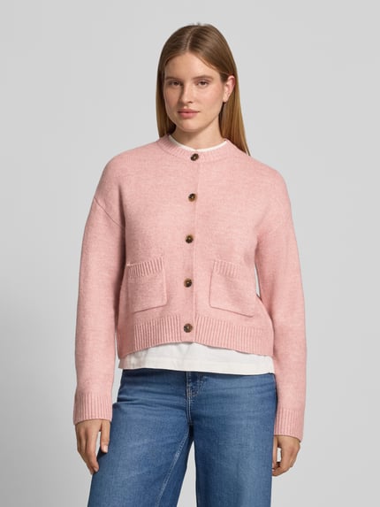 Frauenmodel trägt Cardigan mit aufgesetzten Taschen von Christian Berg Woman in Rosa, Regular Fit, Strukturstrick, Knopfleiste, Ganzkörperansicht von vorne.