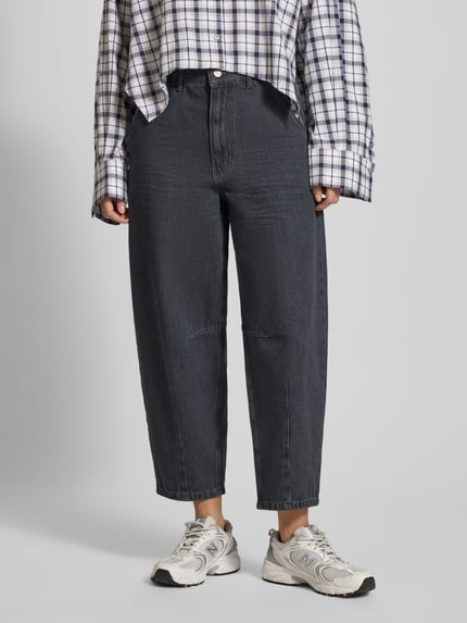 Frauenmodel trägt Jeans mit französischen Eingrifftaschen von Smith and Soul, Reine Baumwolle, Lockerer-Schnitt, Gesäßtaschen, Knopf-Reißverschluss, Bundweite 38 cm, Innenbeinlänge 65 cm, dunkelblaue Farbe, glatte Textur, Ganzkörperansicht von vorne.