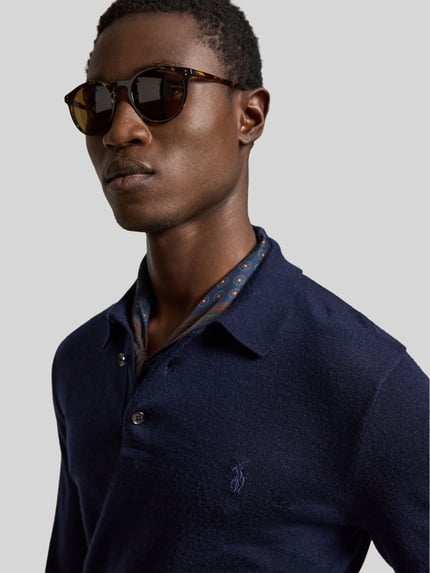 Männermodel trägt Regular Fit Pullover aus reiner wol van Polo Ralph Lauren in donkerblauw, fijne textuur, Nahaufnahme Oberkörper, Heren Pullover von Polo Ralph Lauren