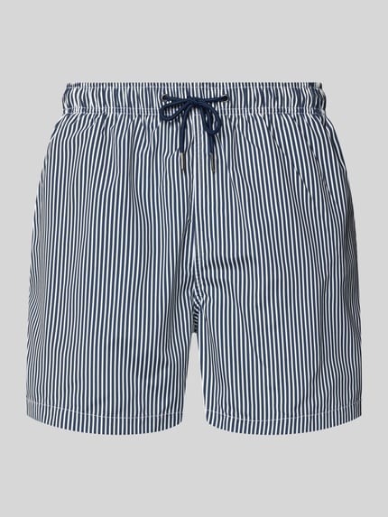 Produktfoto, Badehose mit Gesäßtasche und Label-Patch von MCNEAL, blau-weiß gestreifter Stoff, Loose-Fit, elastischer Bund mit Kordelzug
