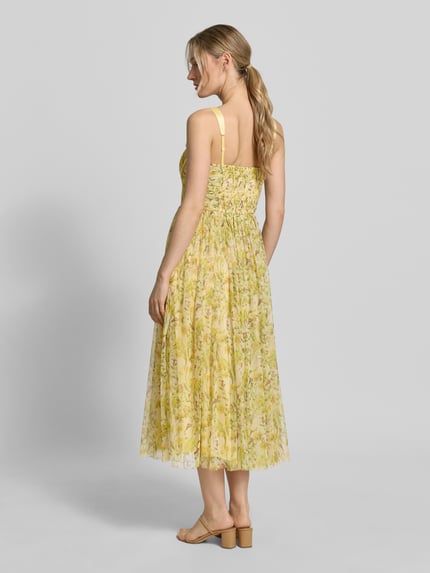 Frauenmodel trägt Cocktailkleid aus Tüll von LACE & BEADS in Gelb mit floraler A-Linien-Silhouette, Midikleid, Rückenlänge 101 cm, Ganzkörperansicht Rückansicht.