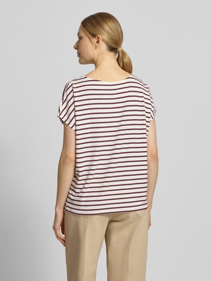 Modelka nosi T-Shirt mit Rundhalsausschnitt od Christian Berg Woman, biało-bordowe paski, prosty krój, lekki materiał, widok z tyłu