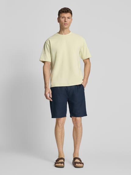 Männermodel trägt Oversized T-Shirt mit Rundhalsausschnitt von Lindbergh aus Reine Baumwolle, Label-Detail, Rückenlänge 70 cm, Ganzkörperansicht von vorne.