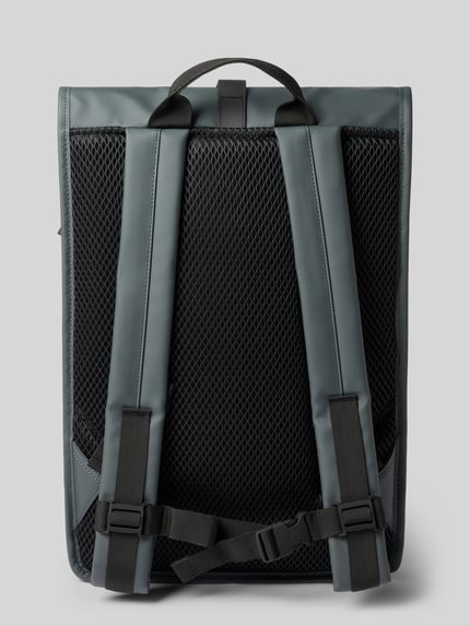Produktfoto, Rucksack mit Karabinerverschluss Modell 'Rolltop' von Rains in Grau mit schwarzer Mesh-Rückseite und verstellbaren Schulterriemen