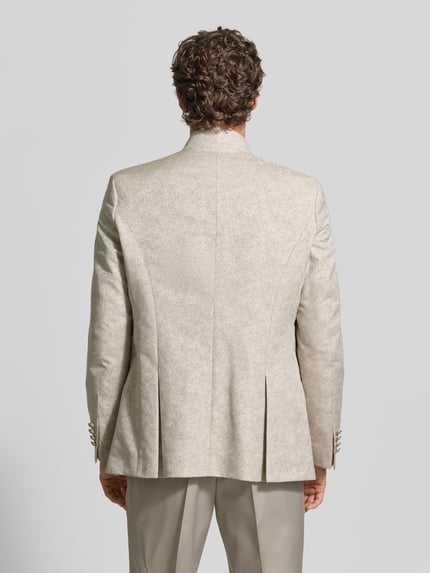 Männermodel trägt Sakko mit Stehkragen und Knopfleisten von Wilvorst, Material-Mix mit Baumwoll-Anteil, Regular-Fit, hellbeige, Ganzkörperansicht Rückansicht.