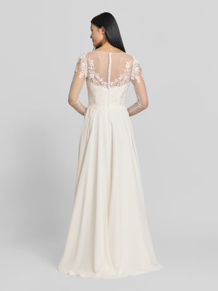 Kobiece modelka nosi 'Brautkleid mit Stitchings und V-Ausschnitt' od LUXUAR FASHION, szyfon, krój o linii a, długa sukienka, dekolt w serek, hafty, kremowy kolor, Długość tyłu w rozmiarze 36: 132 cm, Szerokość w rozmiarze 36: 33 cm, Długość rękawów w rozmiarze 36: 65 cm, całkowity widok z tyłu