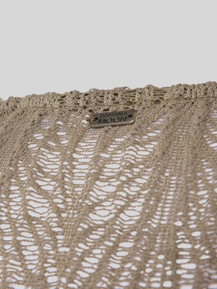 Productfoto, detail van lang shirt model 'ZINIA BEACHSOUL' van Banana Moon, materiaalmix met stretch, opengewerkt patroon