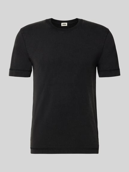 Produktfoto, schwarzes T-Shirt mit geripptem Rundhalsausschnitt von Drykorn aus reiner Baumwolle, Regular Fit, auf grauem Hintergrund