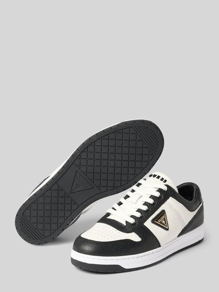 Produktfoto, Sneaker aus echtem Leder Modell 'Uddent' von GUESS, zwart-wit, afgeronde pasvorm, logodetail, vetersluiting, hakhoogte maat 44: 3 cm, schachthoogte maat 44: 7 cm, schachtbreedte maat 44: 9 cm