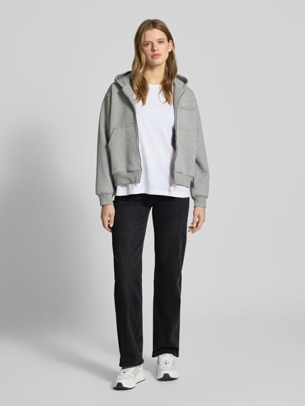 Frauenmodel trägt Straight Fit Jeans im 5-Pocket-Design von Review in Schwarz aus elastischem Baumwoll-Mix, Ganzkörperansicht von vorne.