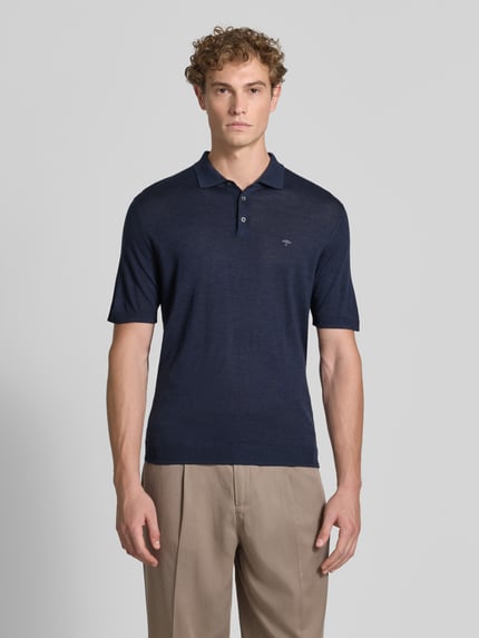 Männermodel trägt Regular Fit Poloshirt aus reiner Baumwolle in Strick-Optik von Fynch-Hatton, navyblau, Kurzarm, Ganzkörperansicht von vorne.