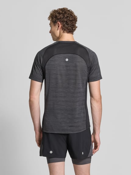 Männermodel trägt Regular Fit T-Shirt mit Logo-Print Modell 'Road' von ASICS TIGER, dunkle Farben, semitransparent, Rückenansicht, Ganzkörperansicht Rückansicht, Rückenlänge bei Größe M 69 cm, KI-modifiziertes Bild