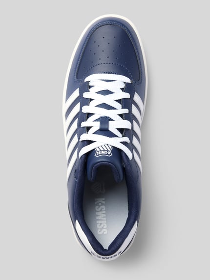 Produktfoto, sneakersy z zaokrąglonym kształtem w kolorach niebieskim i białym, model 'Court Cali' od K-SWISS z wiązaniem, detale z logo, profilowana podeszwa, wysokość obcasa w rozmiarze 44: 3 cm, wysokość cholewki w rozmiarze 44: 7 cm, szerokość w rozmiarze 44: 9 cm