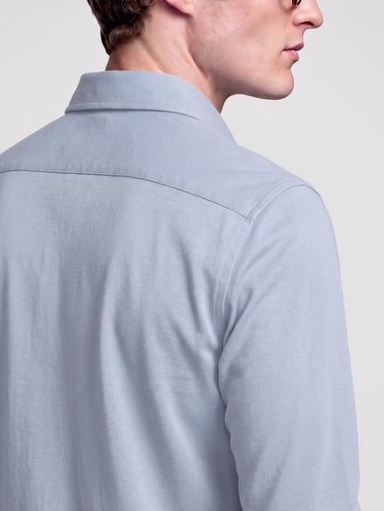 Männermodel trägt Slim Fit Businesshemd aus Baumwoll-Modal-Mix Modell 'Light Spread Kent' von Seidensticker, hellgrau, Detailaufnahme, Herren Businesshemd von Seidensticker.