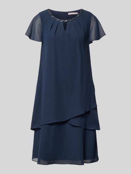 Produktfoto, Knielanges Cocktailkleid mit Schlüsselloch-Ausschnitt von Christian Berg Cocktail aus dunkelblauem Chiffon im Stufen-Look, Perlen am Ausschnitt, gerader Schnitt, luftig und weich fließende Textur