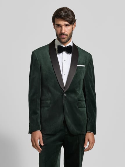 Männermodel trägt Slim Fit Anzug aus Samt von Lindbergh in Dunkelgrün mit Schalkragen, Einstecktuch, Knopfverschluss, Ganzkörperansicht von vorne
