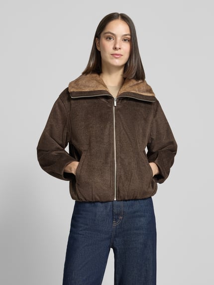 Vrouwenmodel draagt Blouson met Viskose-Aandeel van zero in bruin met lichte kraag, los silhouet, elastische boorden, hele rits, zijzakken, materialenmix, vooraanzicht hele lichaamsopname.