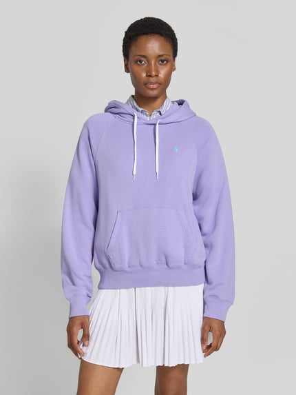 Vrouwenmodel draagt Comfort Fit Hoodie uit katoenmix van Polo Ralph Lauren in lila met witte details, Dames hoodie, Ganzichaamsaanzicht van voren.