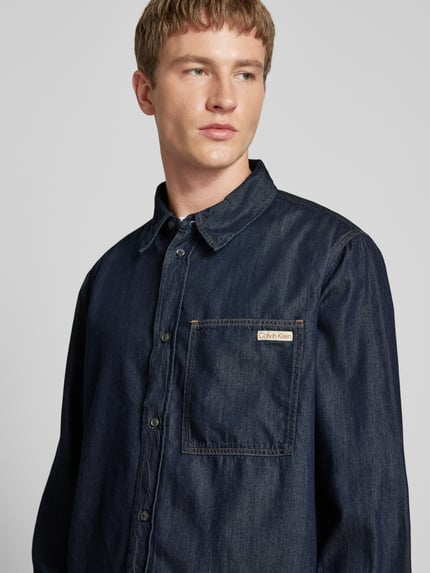 Calvin Klein Jeans Koszula jeansowa o kroju regular fit z detalem z logo Jeansowy niebieski 3