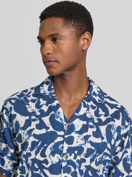 Männermodel trägt Regular Fit Freizeithemd im Allover-Look Modell 'BILBAO' von Jack & Jones Premium, Reine Baumwolle, Nahaufnahme Oberkörper.