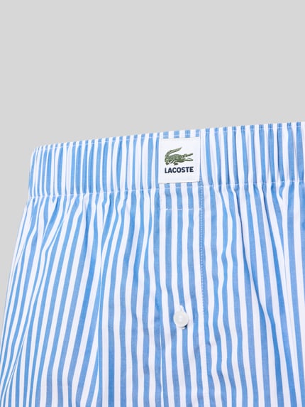 Produktfoto, Boxer im 3er-Pack mit Logo-Patch von LACOSTE, mehrfarbig gestreift, sichtbarer Logo-Patch, glatte Oberfläche, Gummizug.