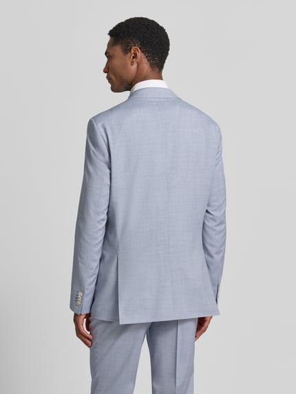 Männermodel trägt hellblauen Slim-Fit Anzug aus reiner Schurwolle Modell 'H-HUGE-2PCS-263' von BOSS, Ganzkörperansicht Rückansicht.