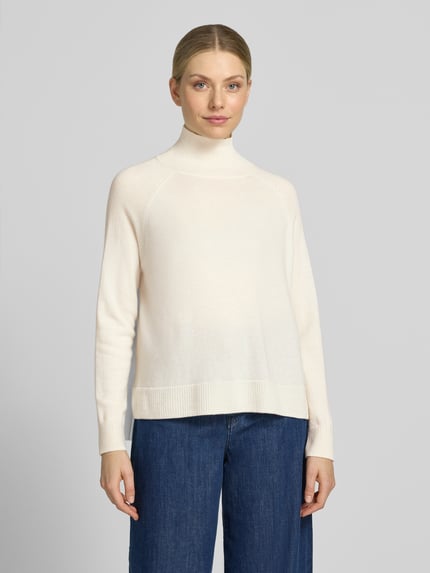 Frauenmodel trägt Loose Fit Pullover aus Woll-Kaschmir-Mix Modell 'ZARINA' von Max Mara, zart cremefarben, glatte Textur, Damen Pullover von Weekend Max Mara, Ganzkörperansicht von vorne.