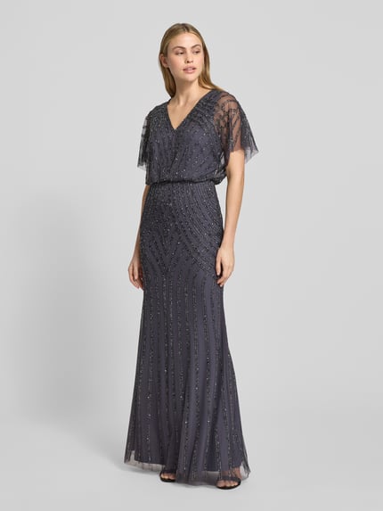 Frauenmodel trägt Abendkleid mit Perlenbesatz und V-Ausschnitt von Christian Berg Cocktail, Gerader-Schnitt, Maxikleid, Ganzkörperansicht von vorne.