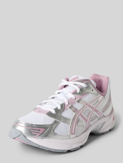 Productfoto, Sneaker met Logo-Detail van ASICS TIGER in wit, roze en zilver met afgeronde pasvorm, vetersluiting en licht geprofileerde zool, hakhoogte maat 40: 4 cm, schachthoogte maat 40: 7 cm, schachtbreedte maat 40: 7 cm.