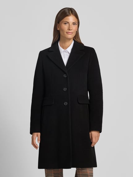 Vrouwenmodel draagt Mantel uit wolmix met reverskraag en klepzakken van FUCHS SCHMITT, zwart, straight fit, knoopsluiting, gladde textuur, Ganzkörperansicht van voren. Ruglengte maat 36: 95 cm, schouderbreedte: 42 cm, borstwijdte: 48 cm, mouwlengte: 66 cm.