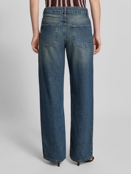 Frauenmodel trägt Wide-Leg-Pants aus Reine Baumwolle im 5-Pocket-Design Modell 'DULCE' von Mango, ausgestellt, mittleres Jeansblau, Ganzkörperansicht Rückansicht. Bundweite 40 cm, Innenbeinlänge 84 cm in Größe 36.