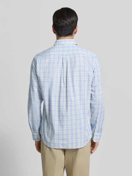 Männermodel trägt Regular Fit Freizeithemd mit Kentkragen von Gant aus Reine Baumwolle in dezent kariertem Muster, Ganzkörperansicht Rückansicht. Rückenlänge 77 cm, Schulterbreite 47 cm, Ärmellänge 66 cm, Langärmelig, Sportmanschetten, durchgängige Knopfleiste, Größe M.
