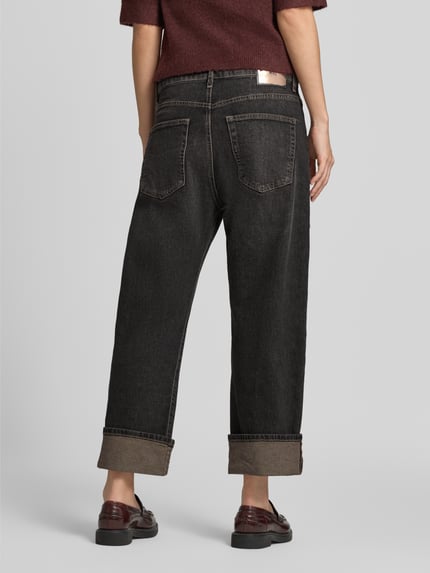 Frauenmodel trägt Straight Fit Jeans aus Baumwoll-Mix von MAC in Dunkelgrau, lockere Passform, Damen Straight Fit Jeans von MAC, Ganzkörperansicht Rückansicht.